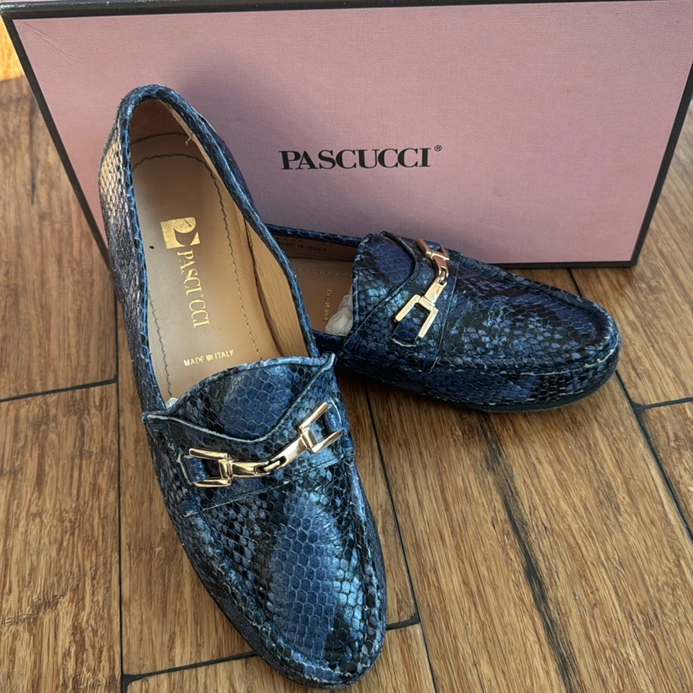 Blue/black leather snakeskin embossed Italian Loafers. Sz 37